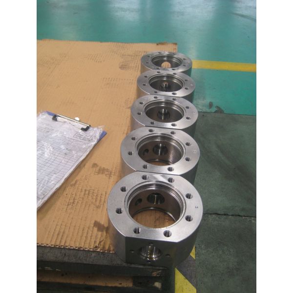 oil wellhead double studded adapter flange 7-1/16" 3000 psi x 9" 2000 psi Oilfield wellhead cross