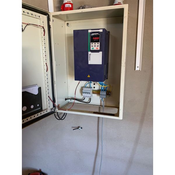 MPPT VFD Solar Pump Inverter for 2.2kW and 4kW Three Phase Solar Pumping System