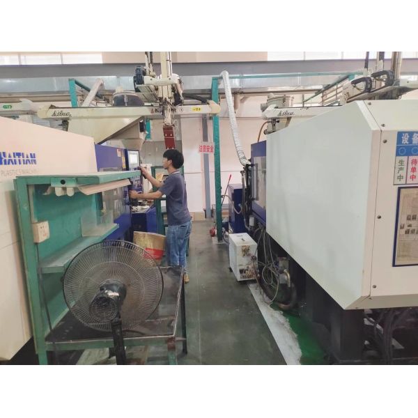 Plastic Appliance Injection Molding Machine Operator Plastic Enclosures