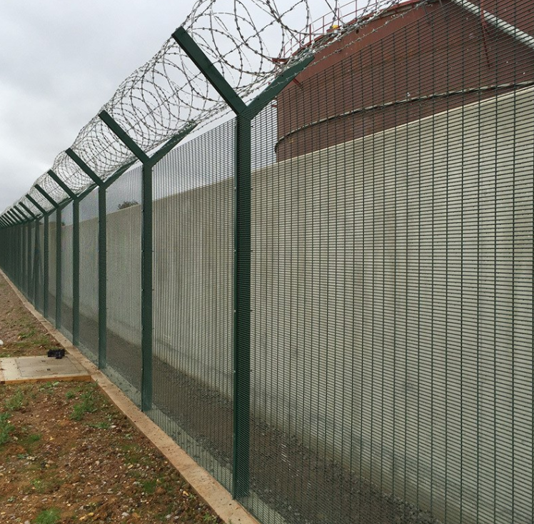 1.83*2.5m Square Round Post Outdoor 3D Curved Welded Wire Mesh Fence