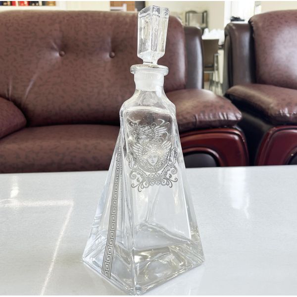 23oz Lead-Free Crystal Triangular Whiskey Decanter Exquisite Design and Craftsmanship