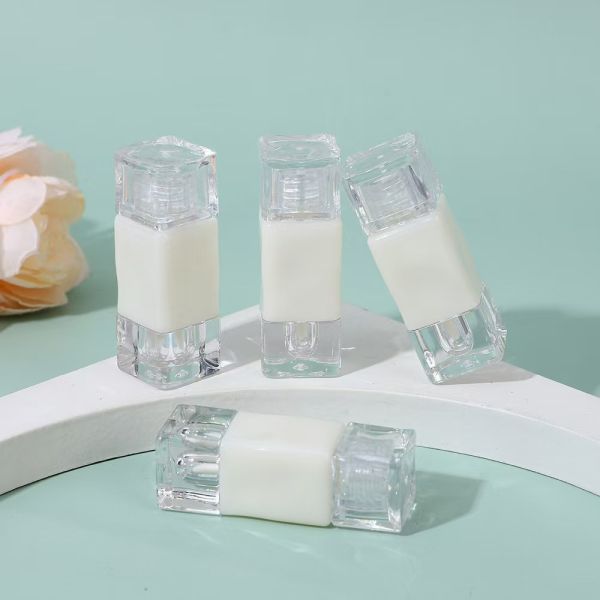 Plastic Lip Gloss Stick Empty Tube Container with Customized Logo and 2.6ML Capacity