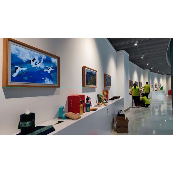 27inch Wooden Art Frame LCD Display With 1000 1 Contrast Ratio 300 Cd/M² Brightness /VGA/USB Inputs