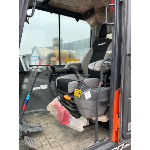 Second Hand DOOSAN DX60 Excavator and Energy-Saving for Crushing Used Hand Excavators