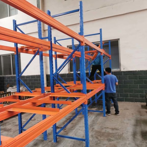 Warehouse shelving solution with adjustable levels