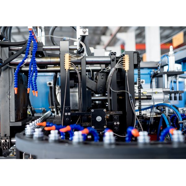 3000BPH - 4000BPH Automatic Blow Molding Machine 4 Cavity Servo Pet Bottle Making Machine